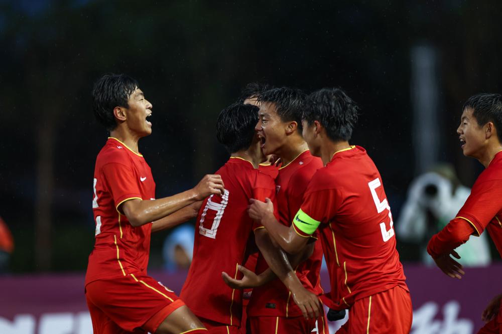 感谢俱乐部，U16国少球员身穿各自俱乐部训练服拍摄全家福